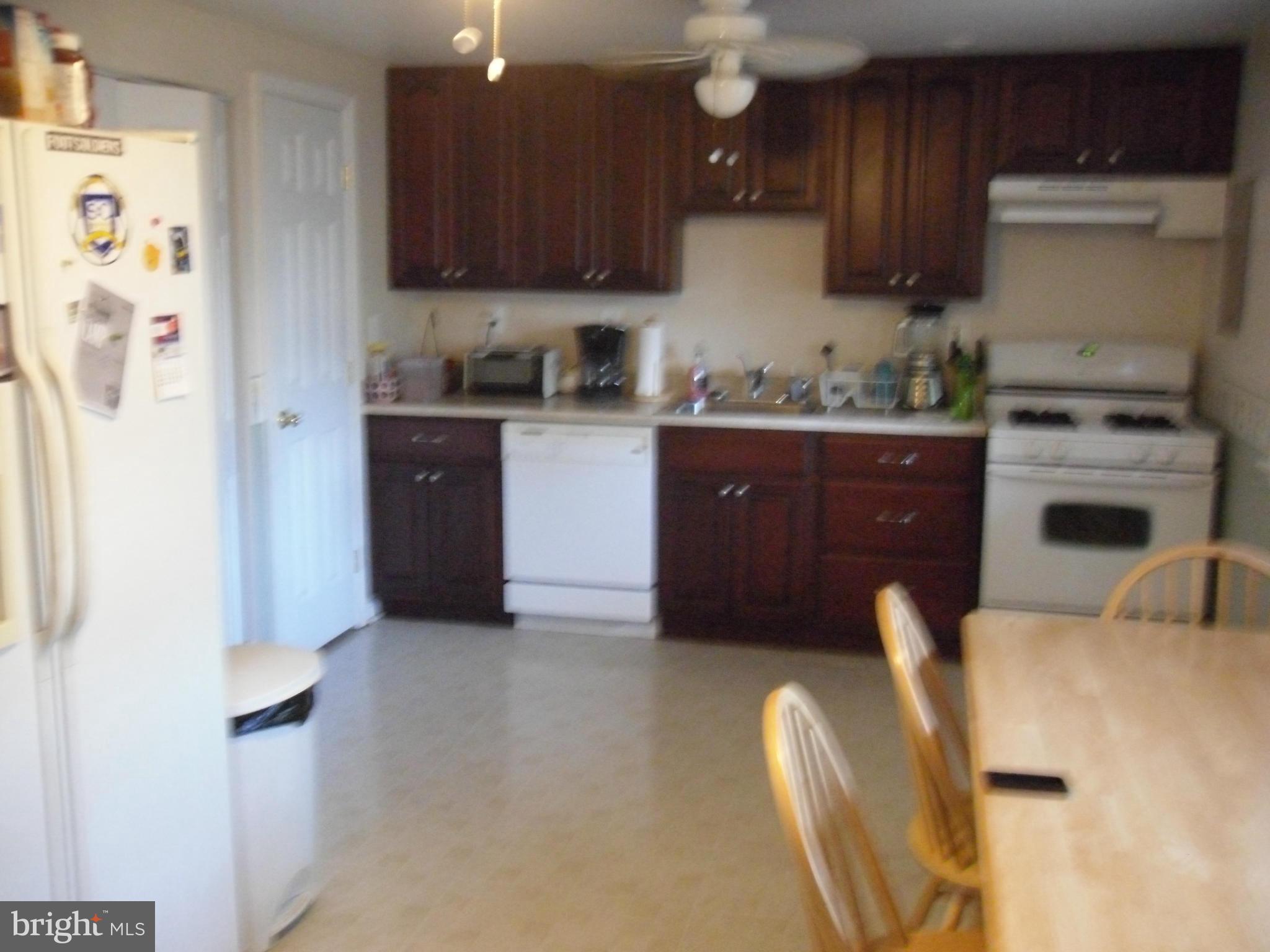 4204 Hollins Ferry Road Baltimore, MD 21227 - Photo 5 of 22 Kitchen