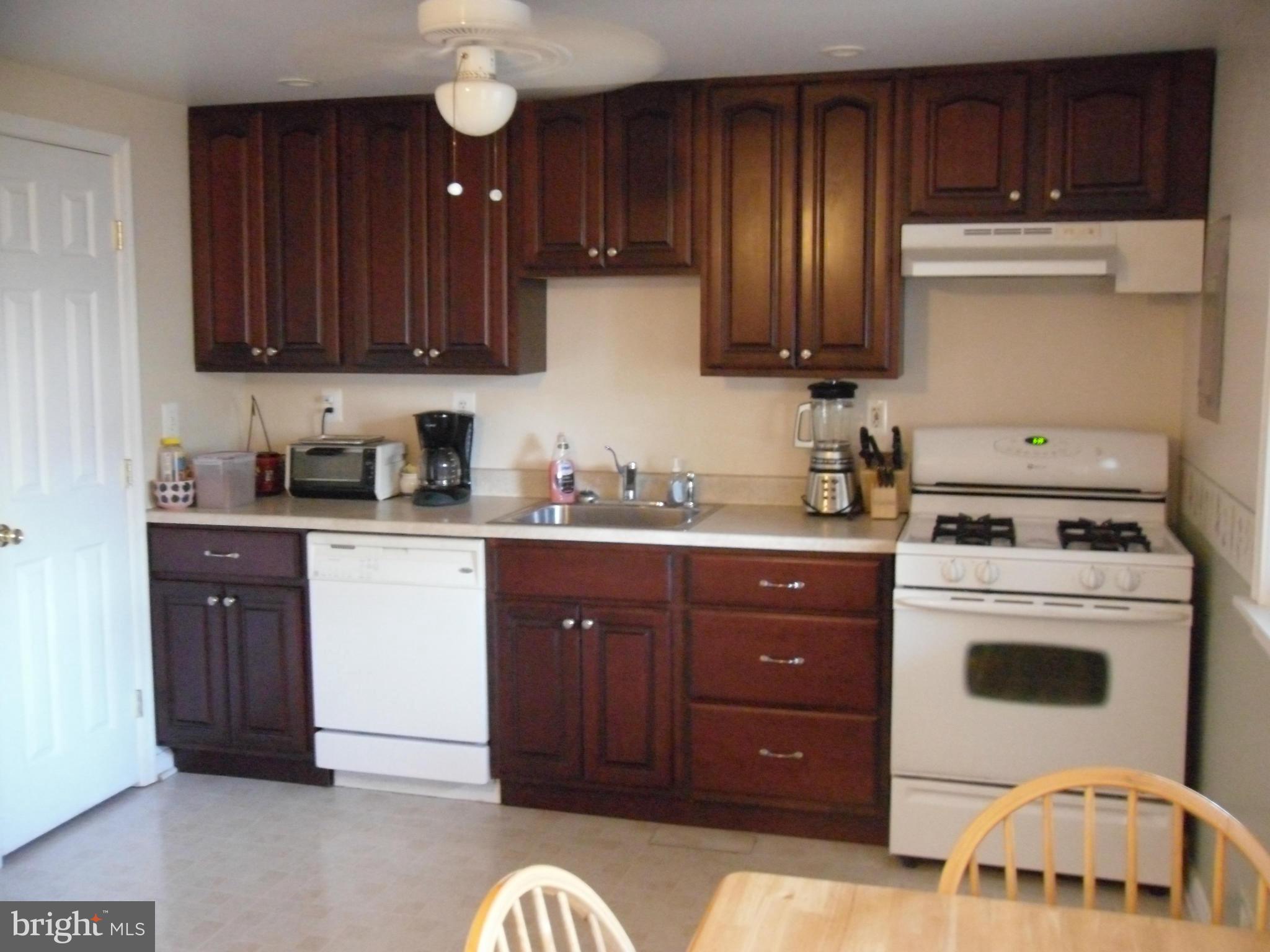 4204 Hollins Ferry Road Baltimore, MD 21227 - Photo 6 of 22 Kitchen