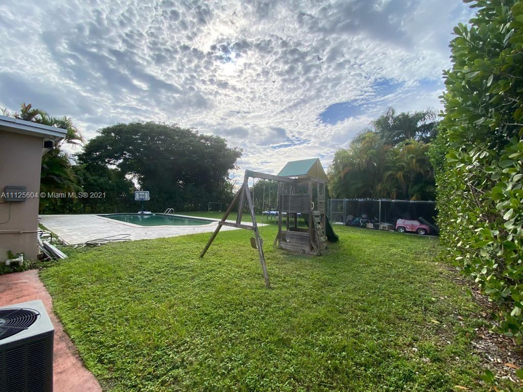 Kendale Lakes Miami, FL 33183 - Photo 5 of 17 a backyard of a house with lots of green space