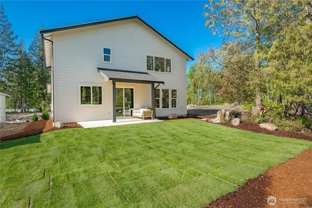 a view of a house with backyard