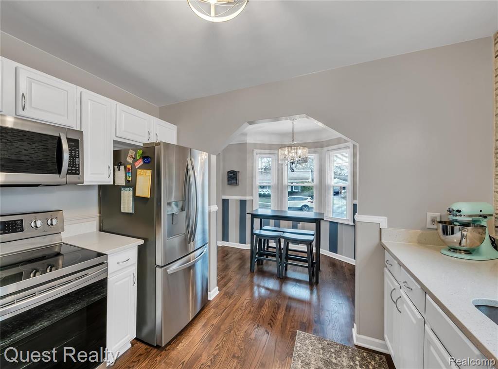 1974 Hampton Road Grosse Pointe Woods, MI 48236 - Photo 8 of 28