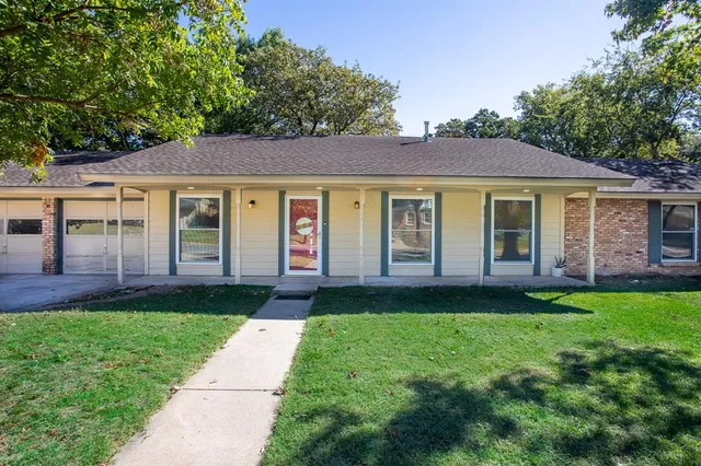 a view of a house with a yard