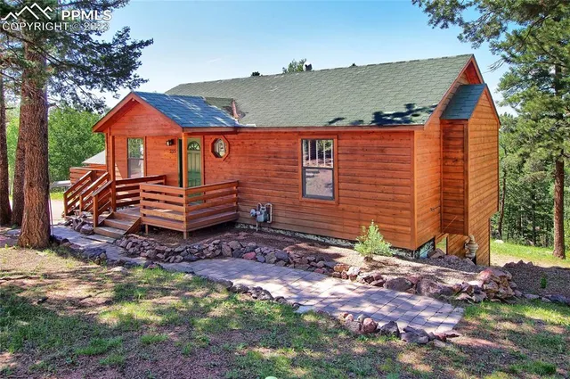 a view of a house with a yard