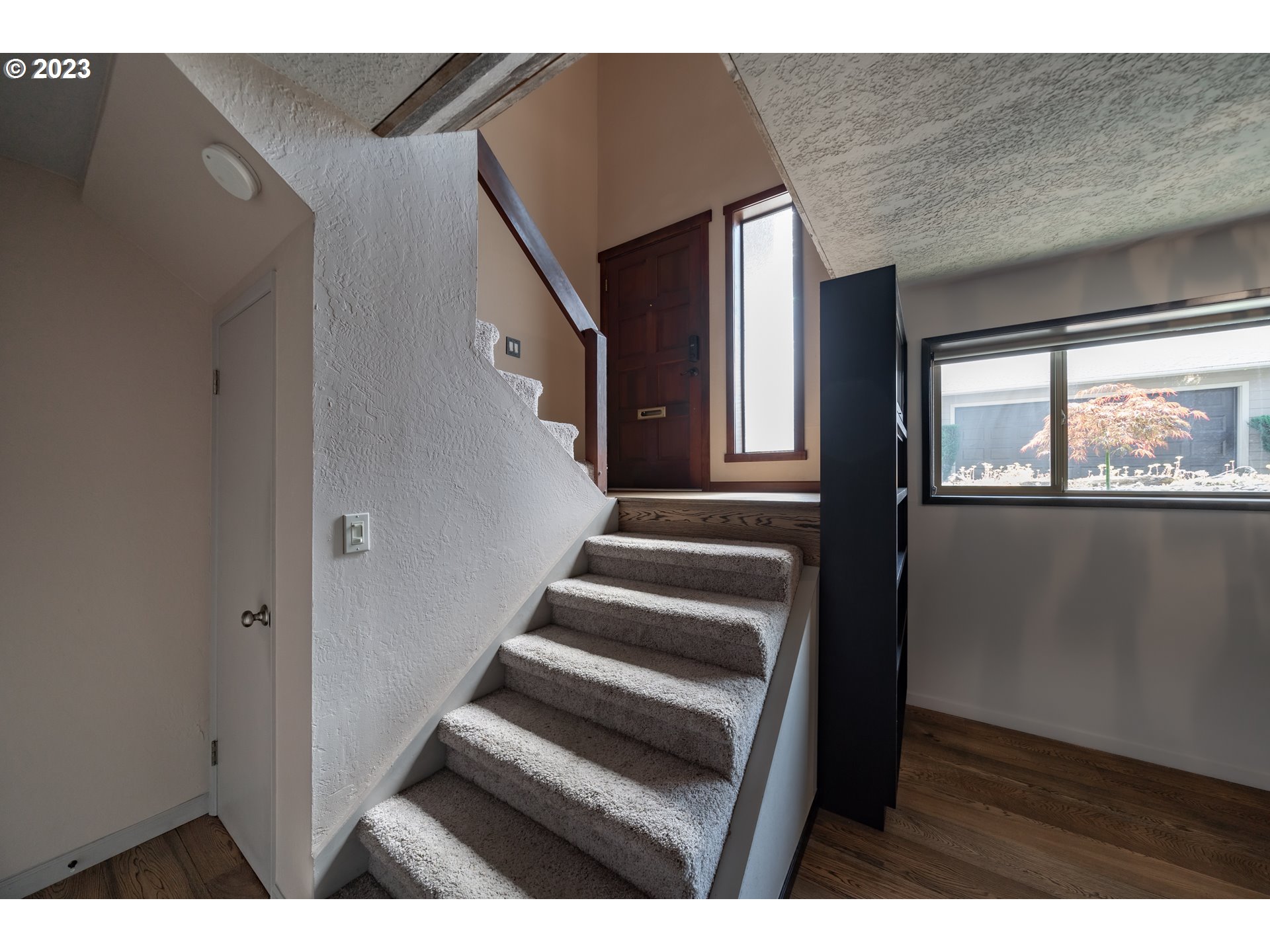 1310 River Road, Unit 12 Longview, WA 98632 - Photo 5 of 30 Staircase