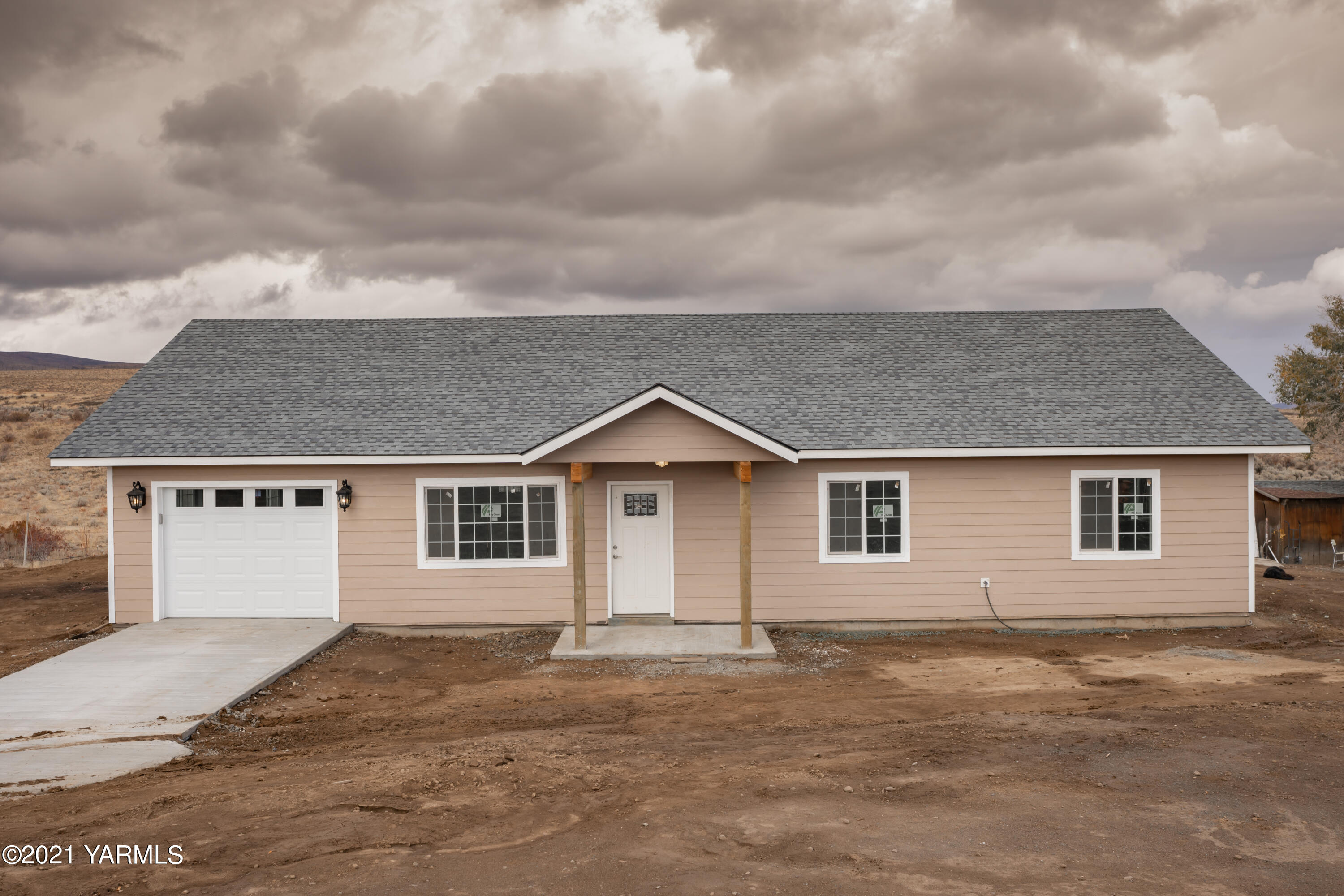 281 Starview Road Yakima, WA 98908 - Photo 1 of 26 front view of house with a yard