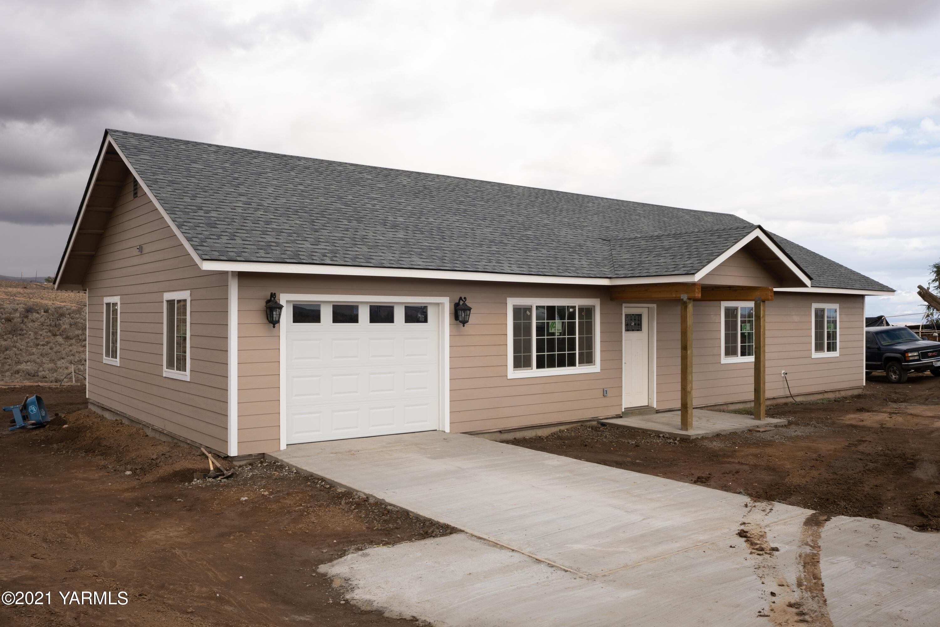 281 Starview Road Yakima, WA 98908 - Photo 2 of 26 a front view of a house with a yard
