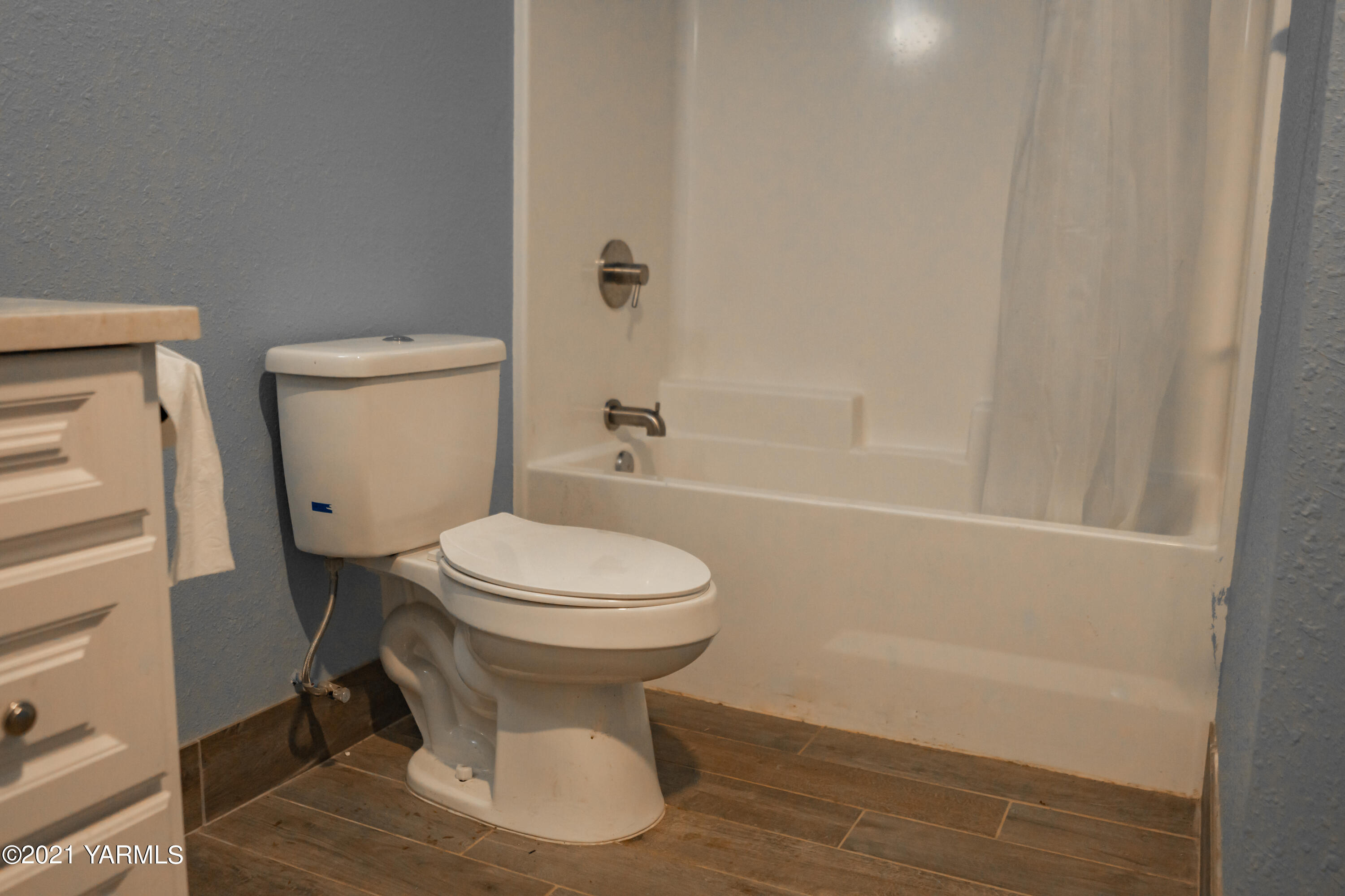 281 Starview Road Yakima, WA 98908 - Photo 13 of 26 a bathroom with a toilet and a shower