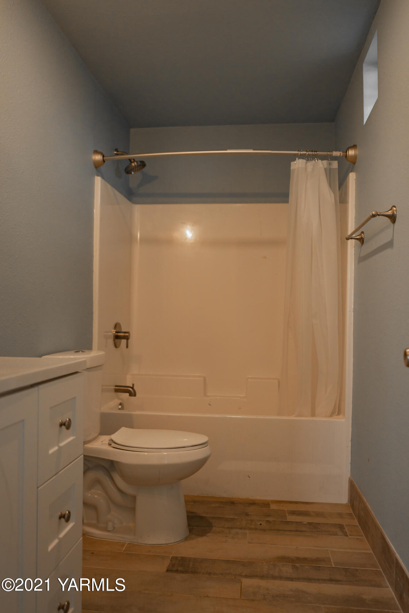 281 Starview Road Yakima, WA 98908 - Photo 14 of 26 a bathroom with a shower and a toilet