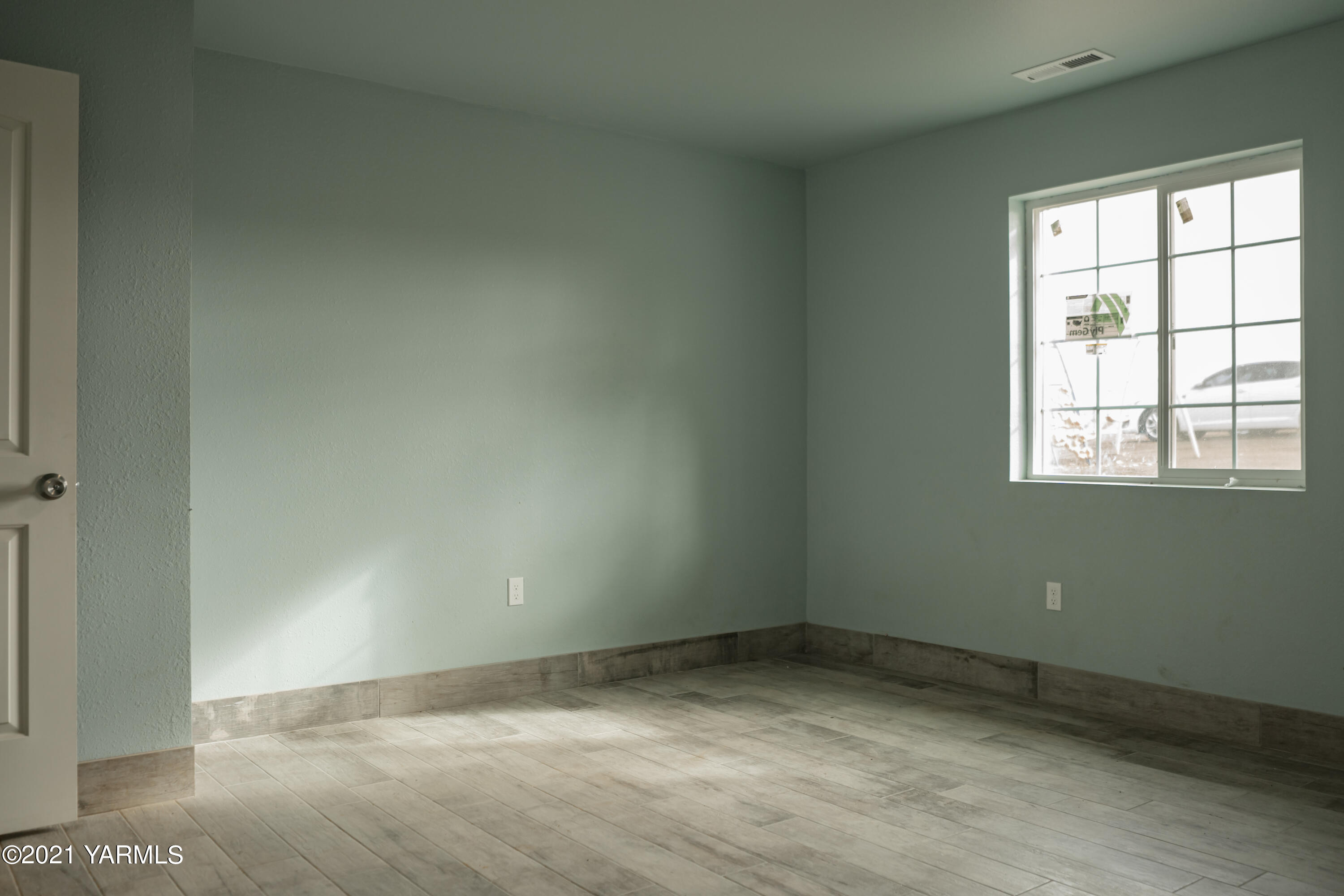 281 Starview Road Yakima, WA 98908 - Photo 18 of 26 an empty room with a window