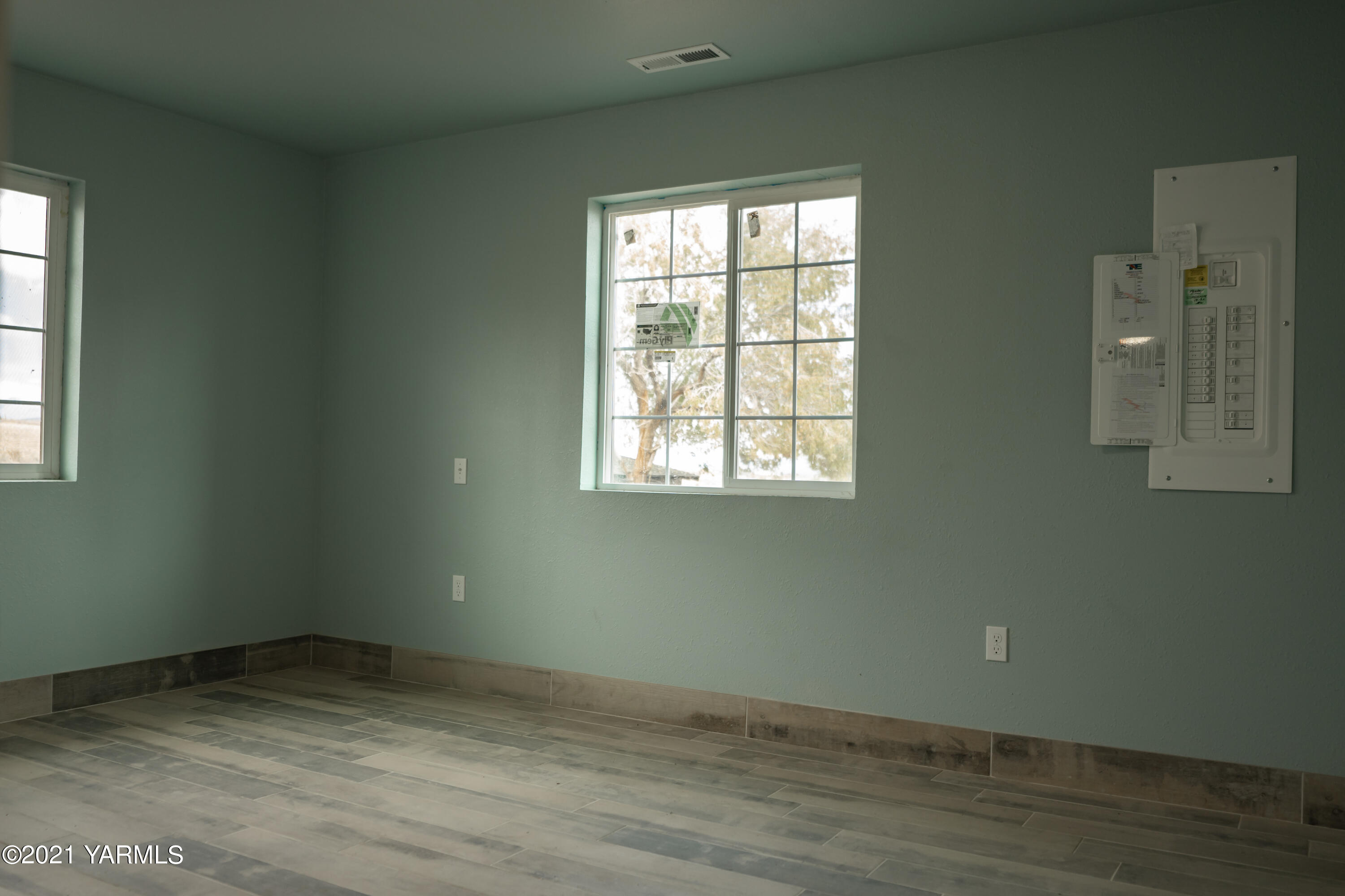281 Starview Road Yakima, WA 98908 - Photo 20 of 26 an empty room with wooden floor and windows