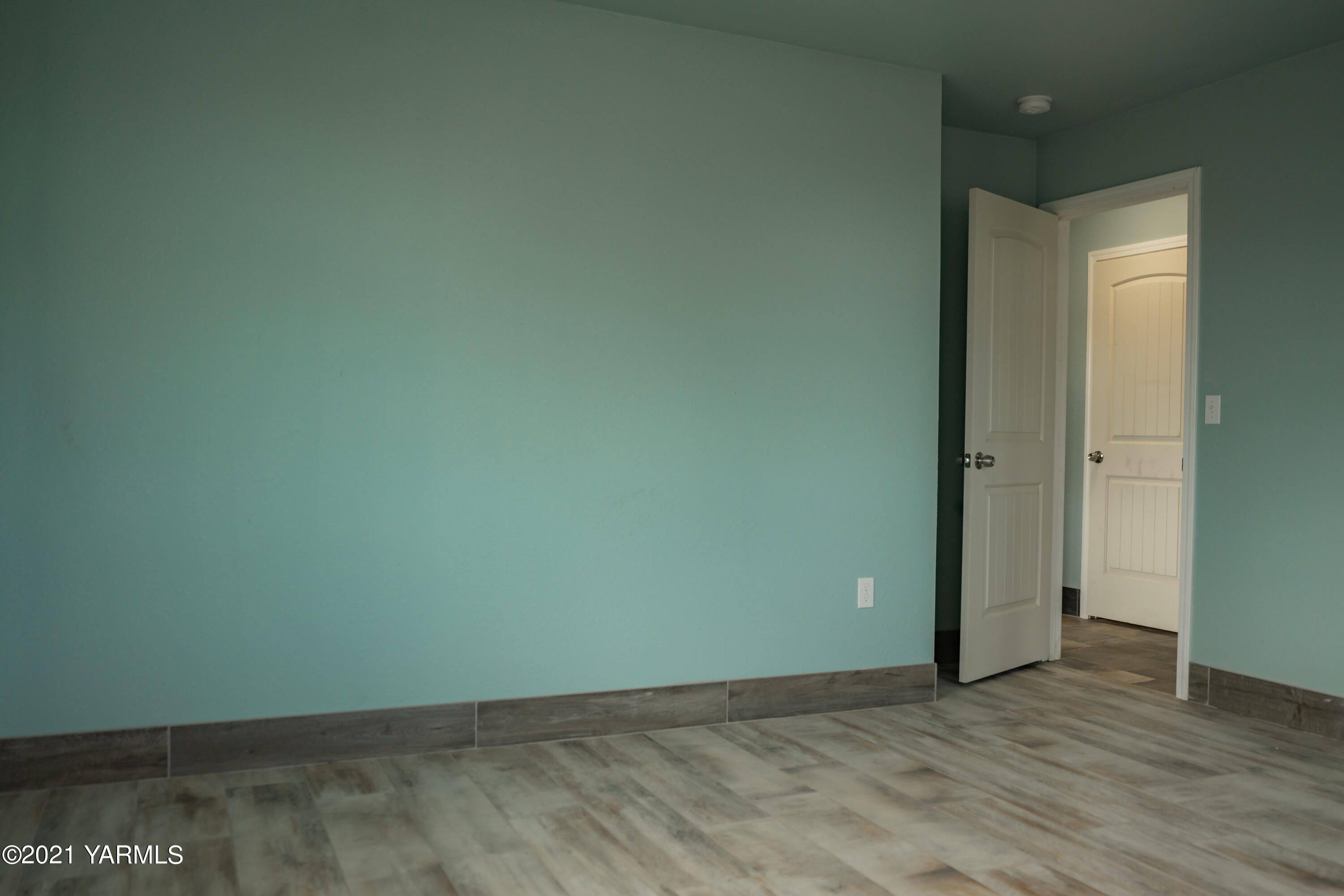281 Starview Road Yakima, WA 98908 - Photo 21 of 26 an empty room with wooden floor and closet
