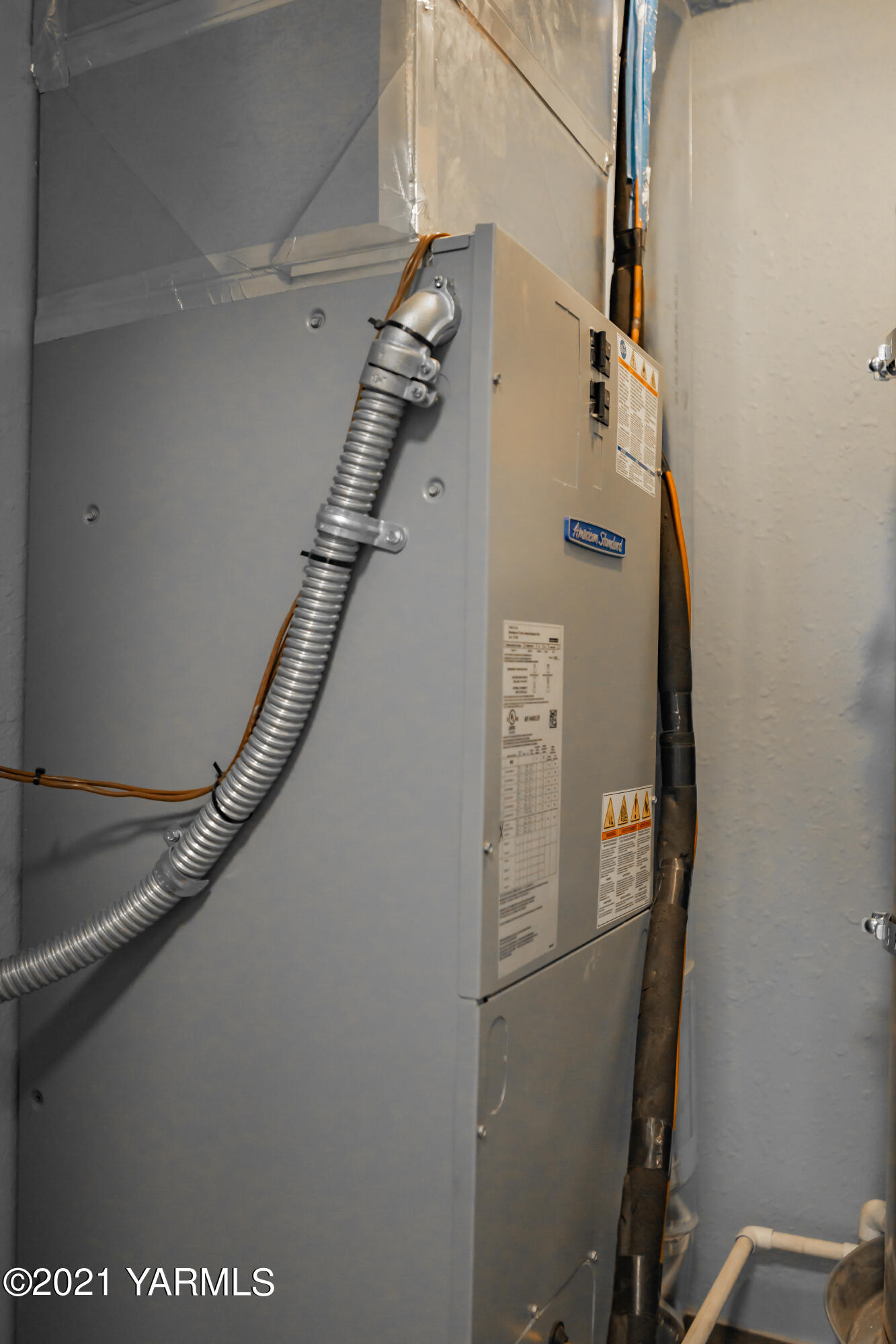 281 Starview Road Yakima, WA 98908 - Photo 24 of 26 a utility room with dryer and washer