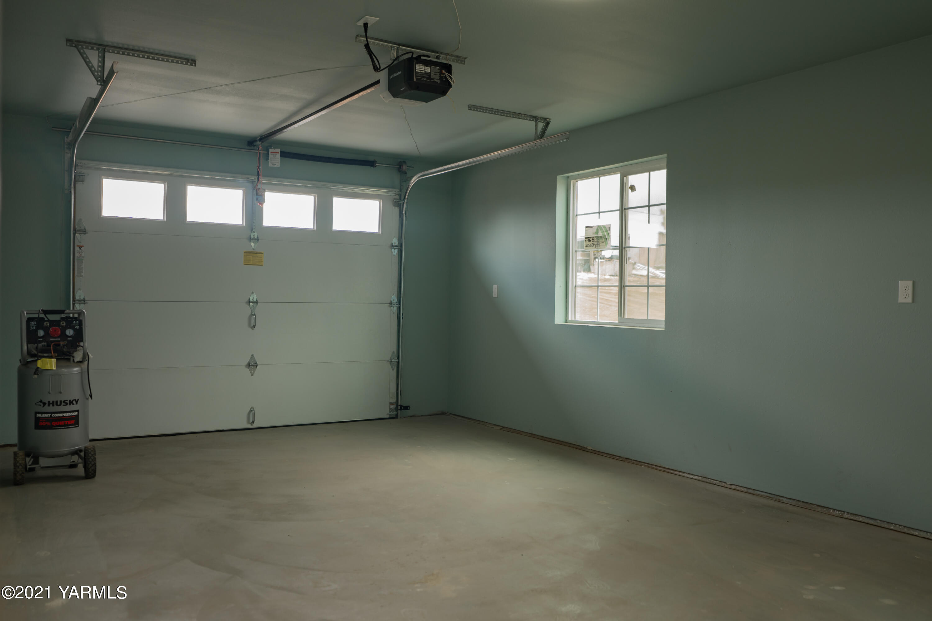 281 Starview Road Yakima, WA 98908 - Photo 26 of 26 an empty room with windows