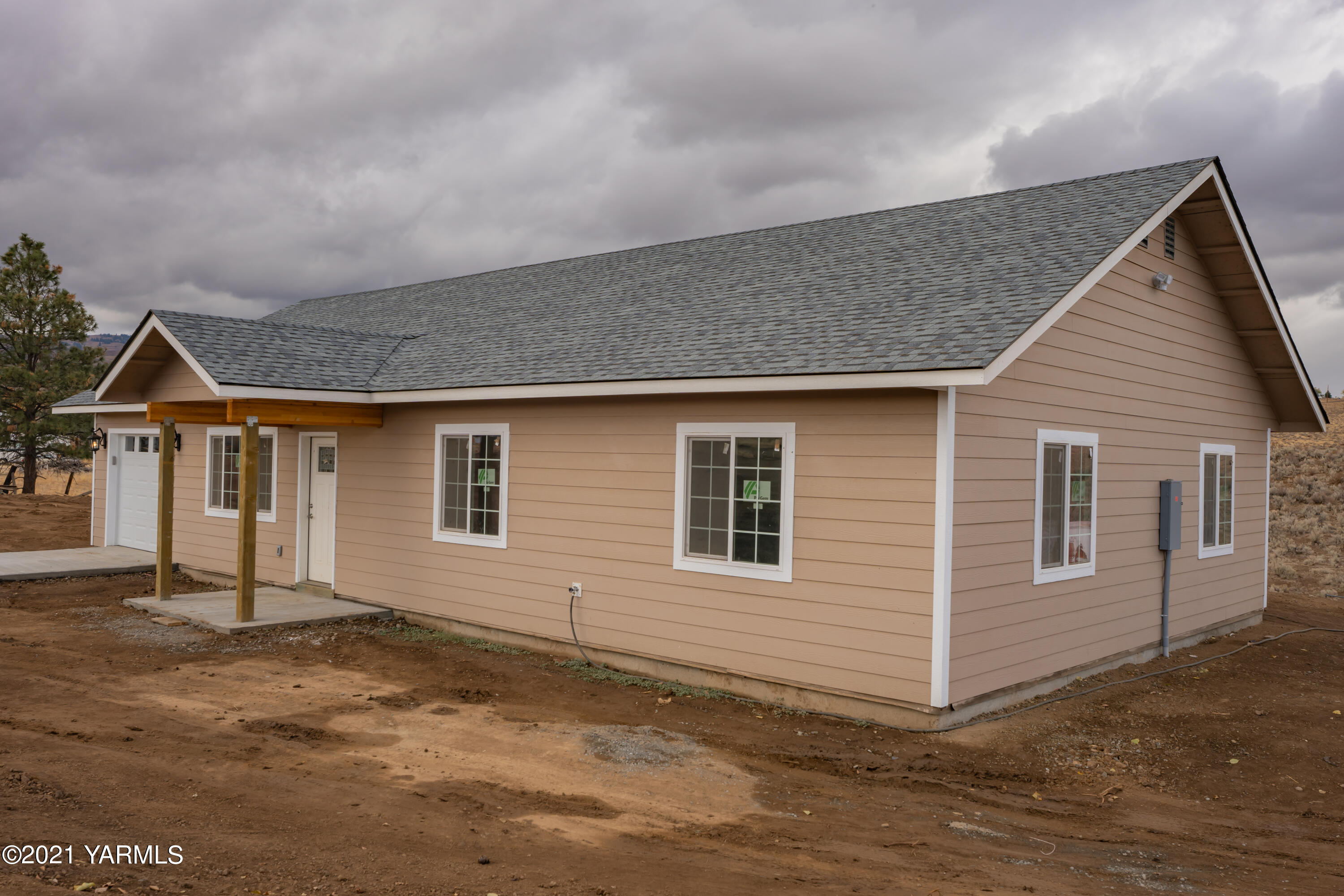 281 Starview Road Yakima, WA 98908 - Photo 3 of 26 a front view of house with yard