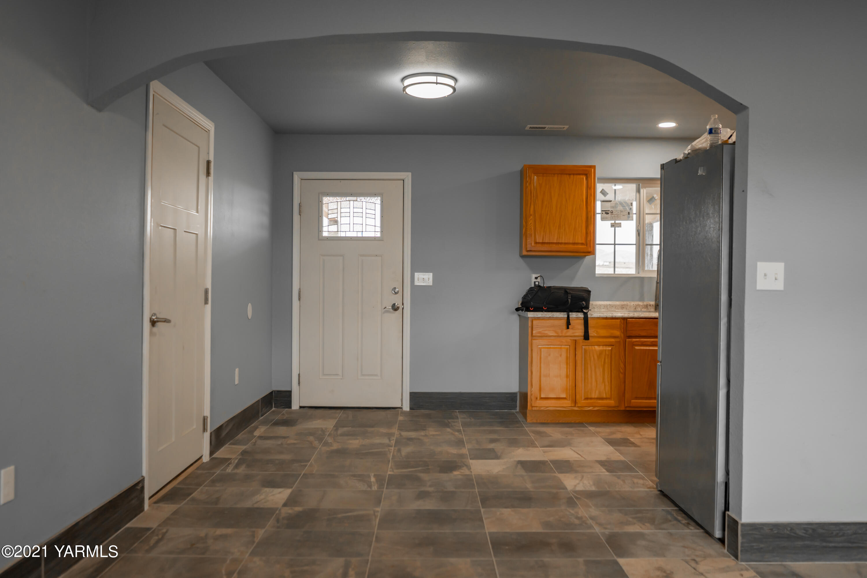 281 Starview Road Yakima, WA 98908 - Photo 5 of 26 a view of hallway with a elevator