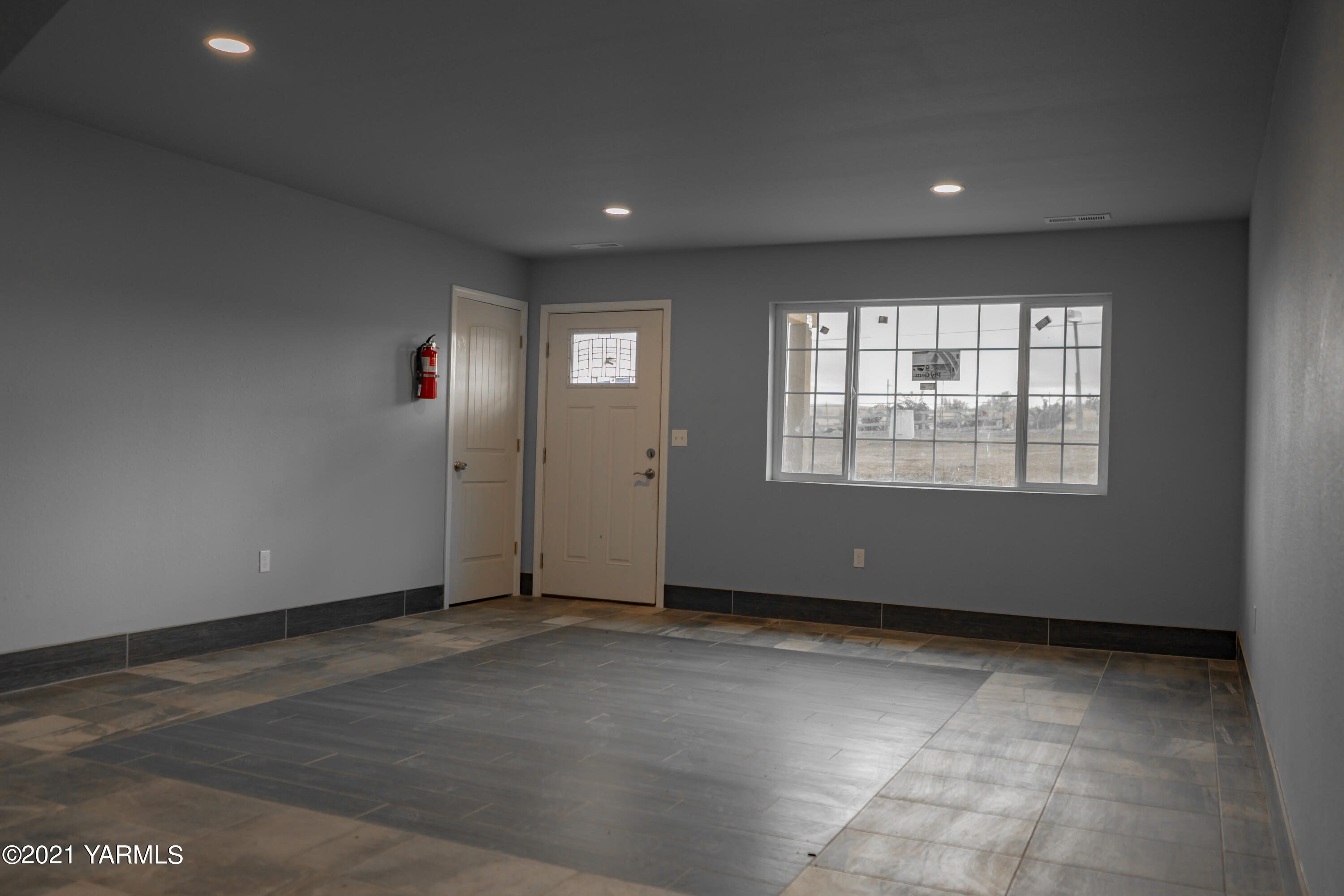 281 Starview Road Yakima, WA 98908 - Photo 7 of 26 an empty room with windows