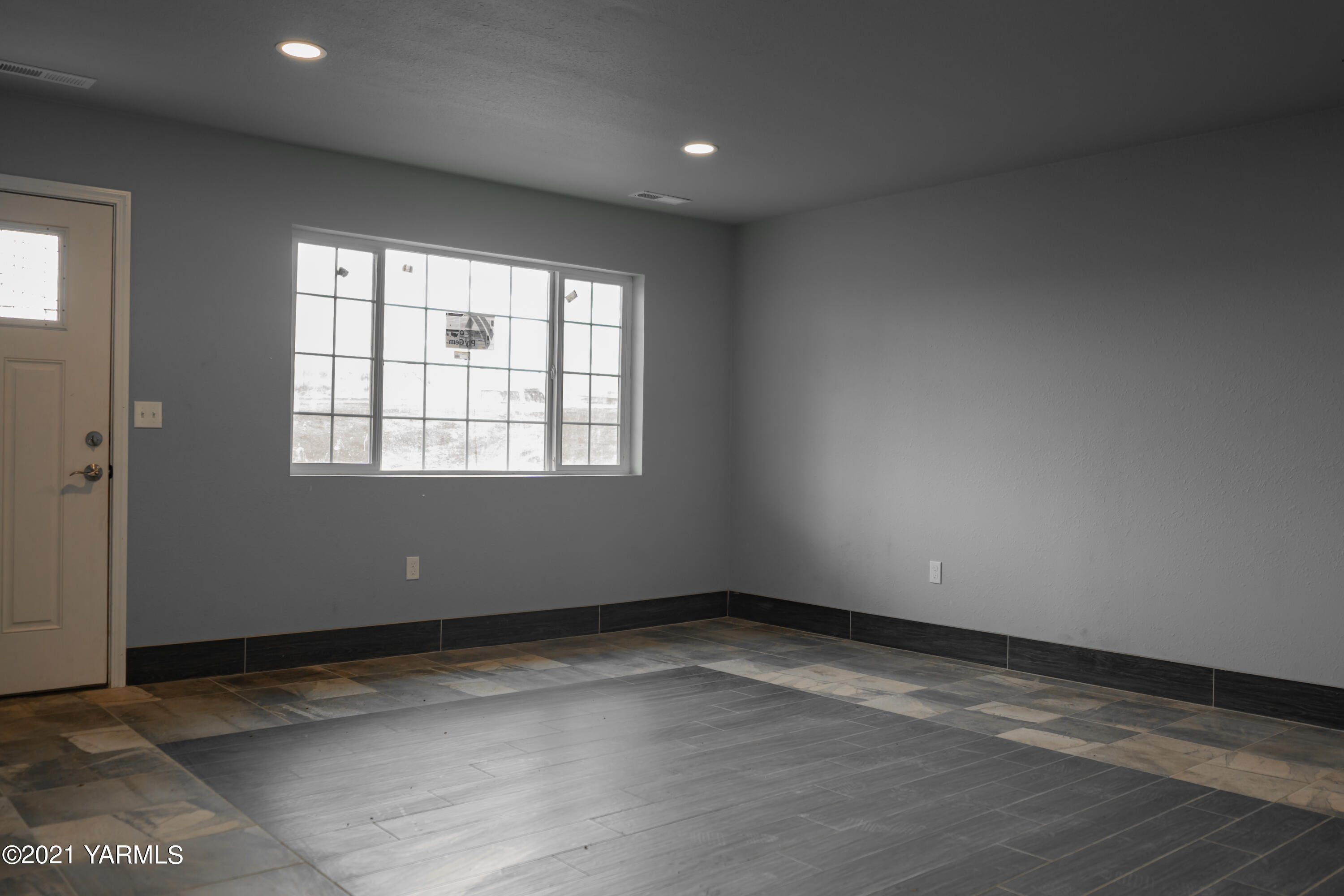 281 Starview Road Yakima, WA 98908 - Photo 8 of 26 an empty room with wooden floor and windows