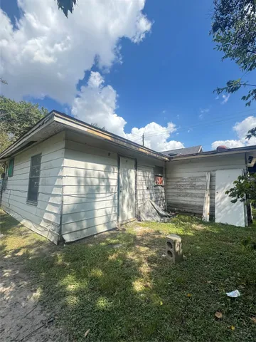 a view of a backyard of the house