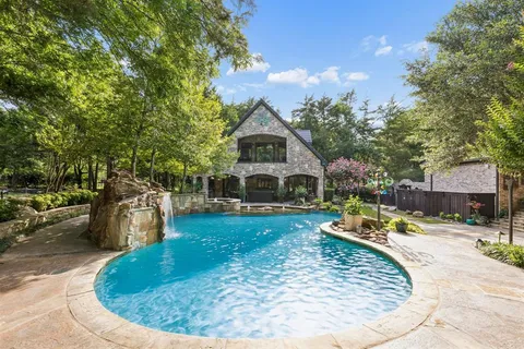 a view of a house with outdoor space
