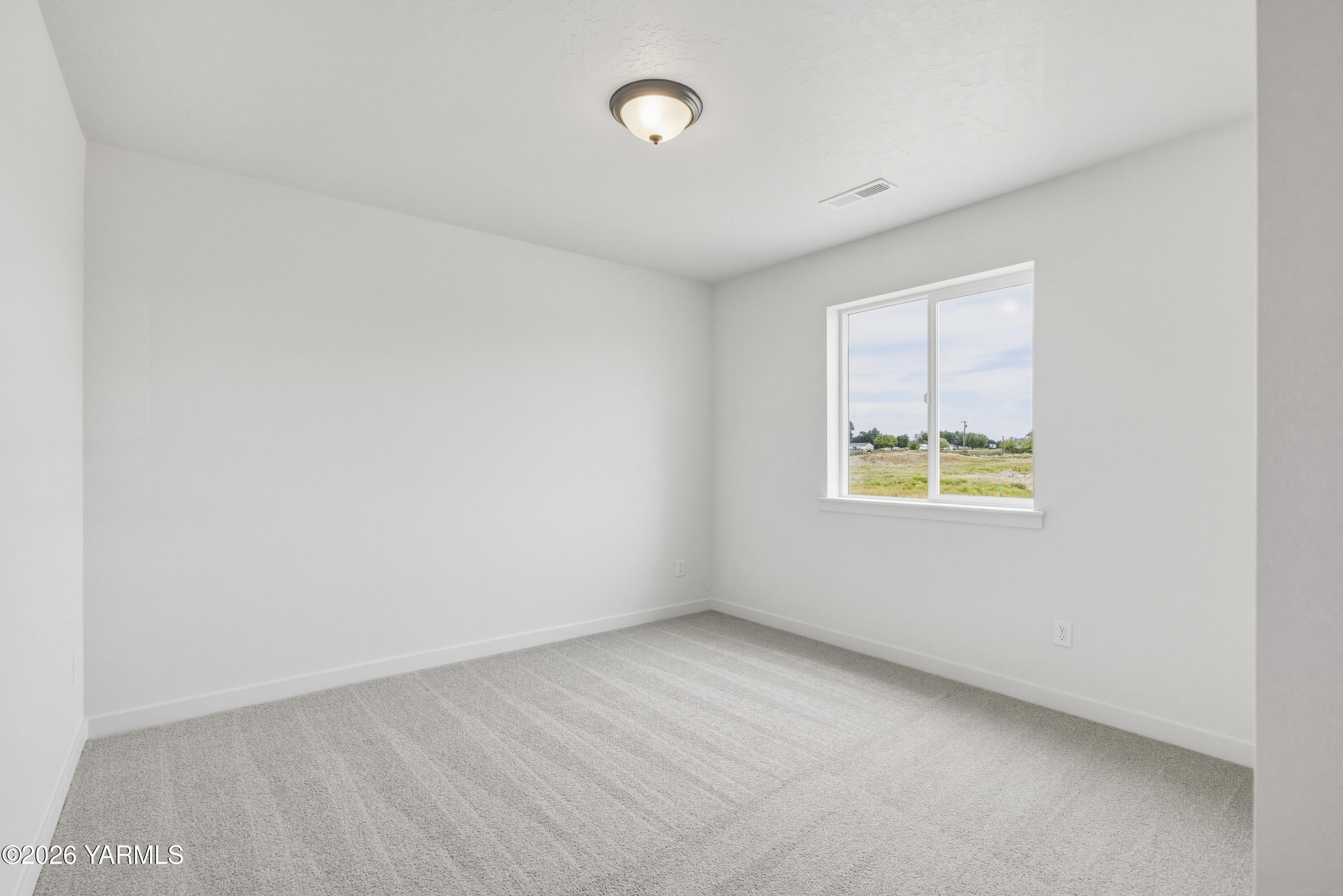215 Packer Street Prosser, WA 99350 - Photo 17 of 45 an empty room with windows