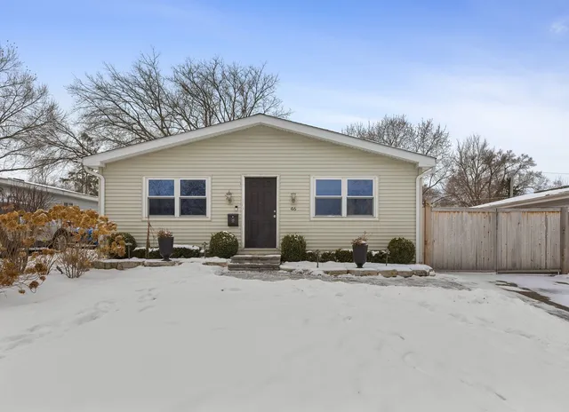 $300,000 | 46 North Ridgemoor Avenue, Mundelein, IL 60060
