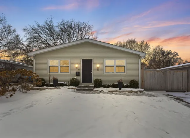 $300,000 | 46 North Ridgemoor Avenue, Mundelein, IL 60060