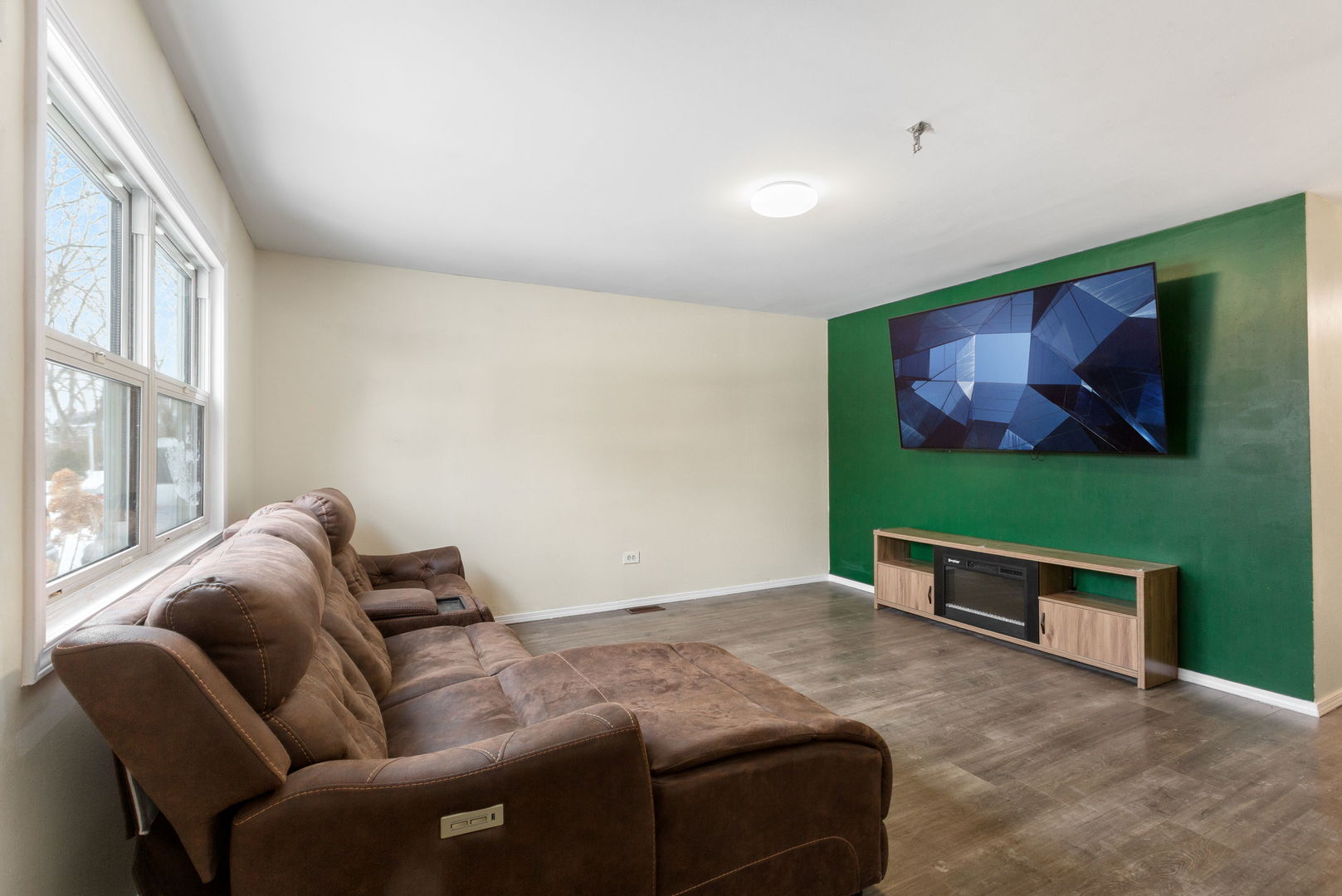 46 North Ridgemoor Avenue Mundelein, IL 60060 - Photo 3 of 16 a living room with furniture and a flat screen tv