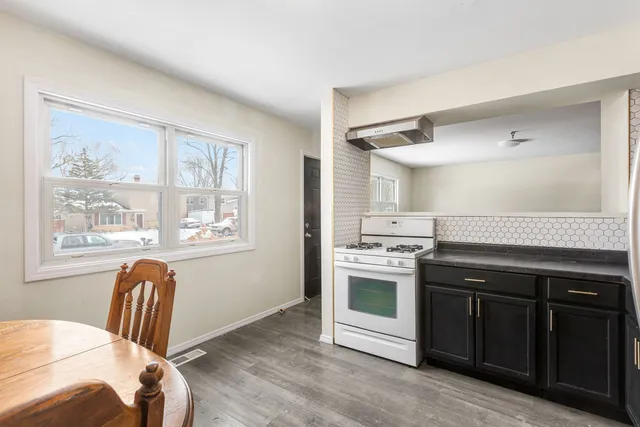 $300,000 | 46 North Ridgemoor Avenue, Mundelein, IL 60060