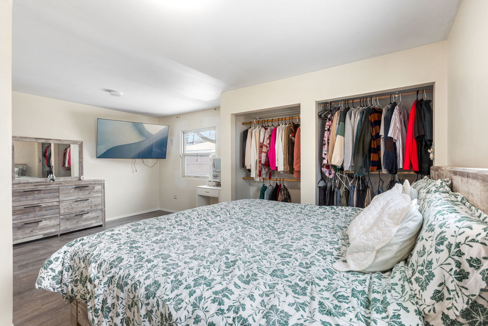 46 North Ridgemoor Avenue Mundelein, IL 60060 - Photo 9 of 16 a bed room with a bed and a view of walk in closet