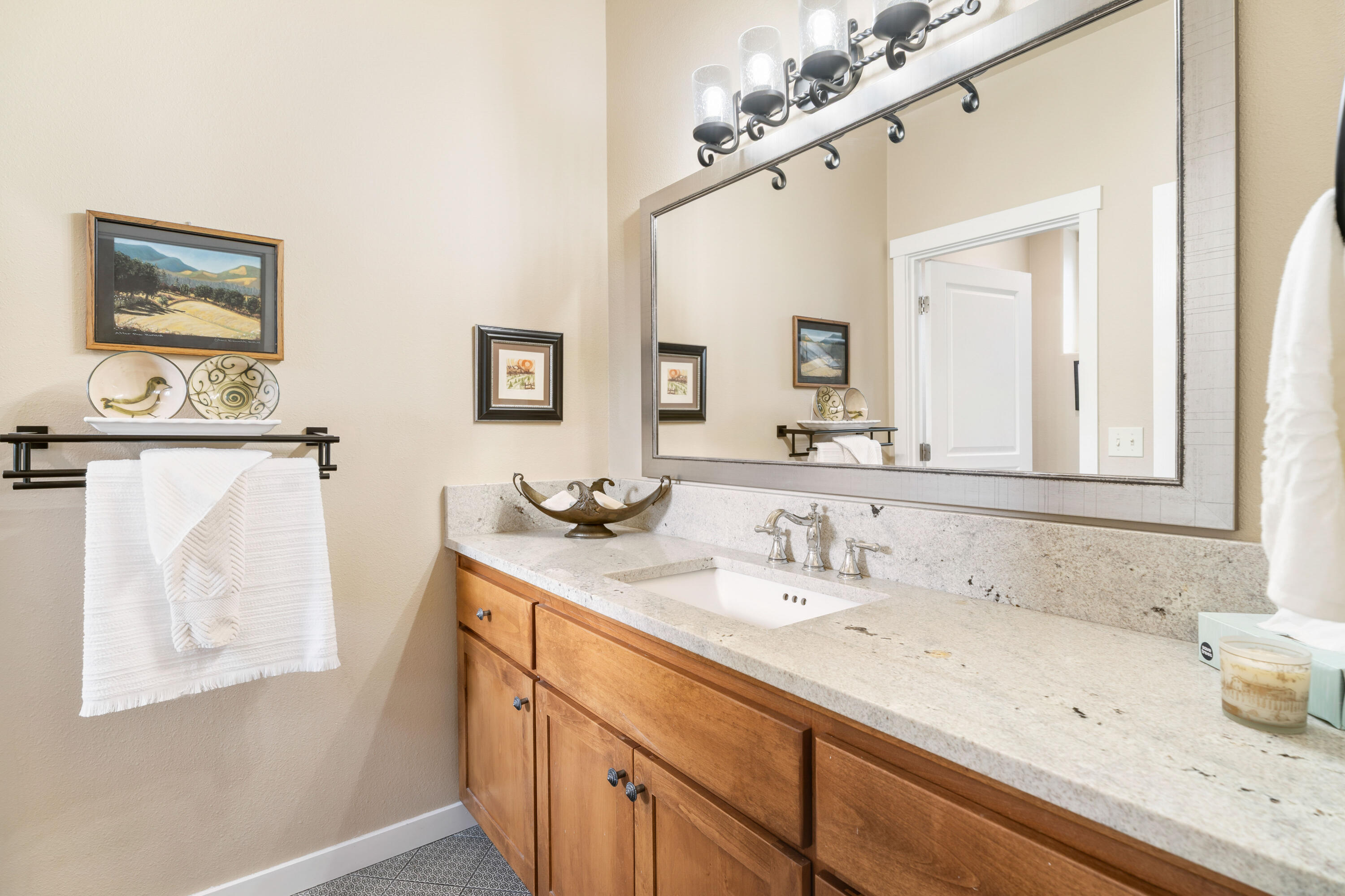 1302 Highland View Loop Redmond, OR 97756 - Photo 28 of 53 2nd floor full bathroom.