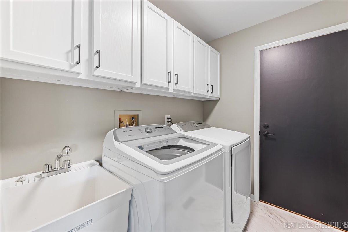 602 Highbury Lane Geneva, IL 60134 - Photo 23 of 28 a view of washer and dryer with kitchen countertops