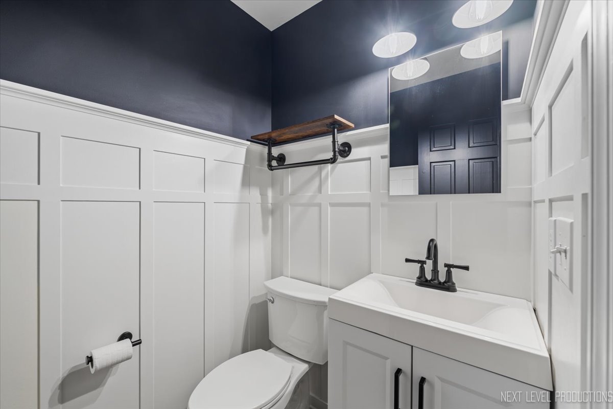 602 Highbury Lane Geneva, IL 60134 - Photo 4 of 28 a bathroom with a sink a toilet and shower