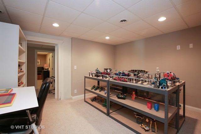 7-n346 7-n346 7n346 Ridge St. Charles, IL 60175 - Photo 22 of 31 a large room with furniture