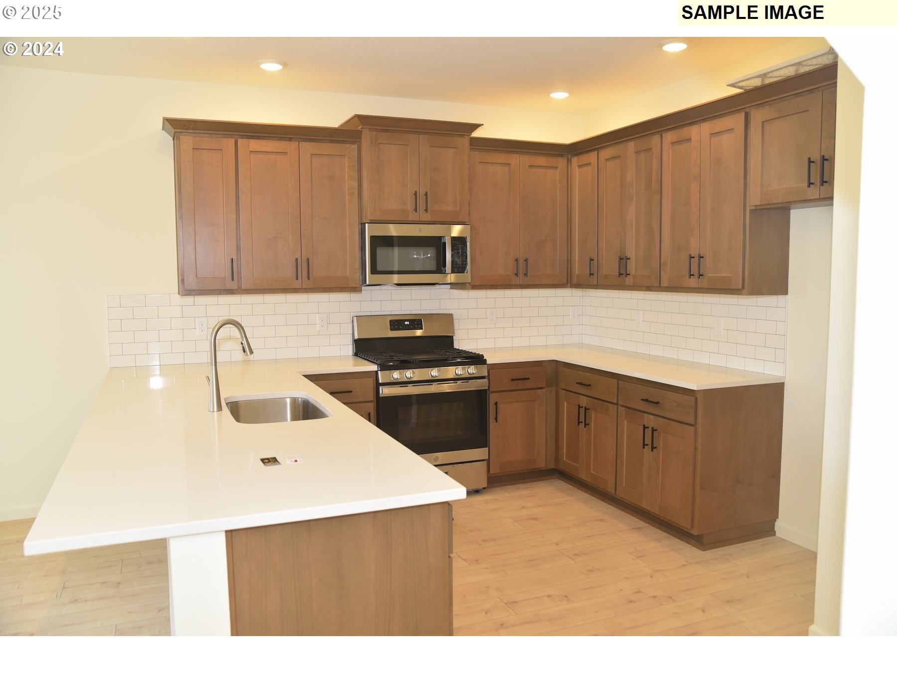 845 Oakleaf Way Silverton, OR 97381 - Photo 2 of 20