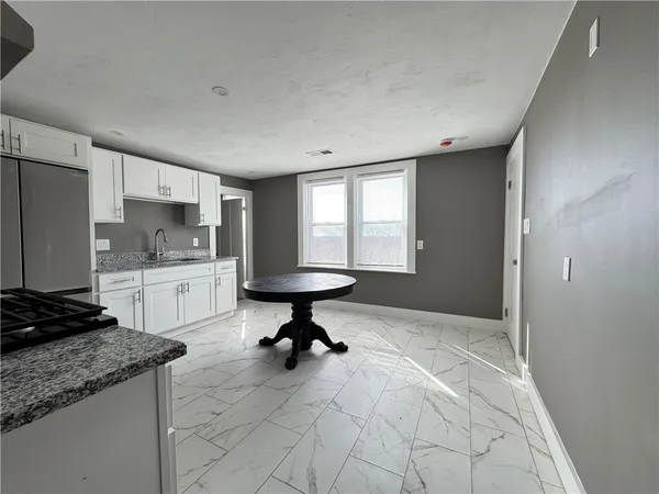 $2,200 | 910 Atwells Avenue, Unit 3, Providence, RI 02909