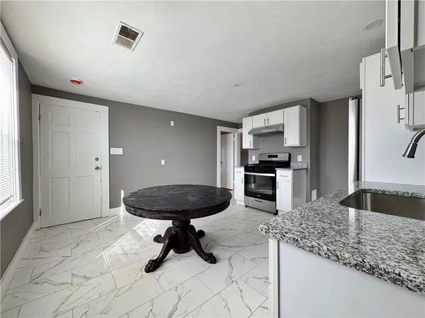 $2,200 | 910 Atwells Avenue, Unit 3, Providence, RI 02909