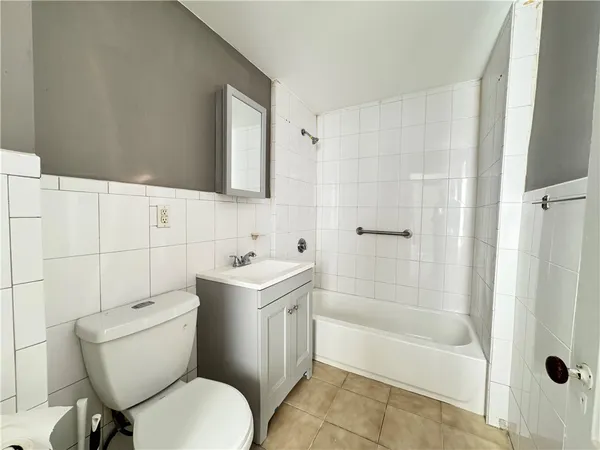 $2,200 | 910 Atwells Avenue, Unit 3, Providence, RI 02909