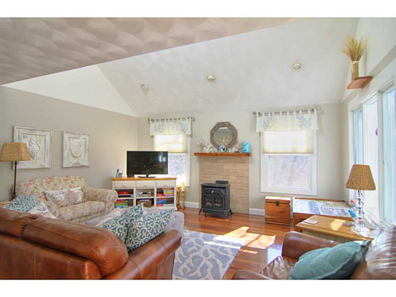 67 High Street Jamestown, RI 02835 - Photo 7 of 18 Living Room.