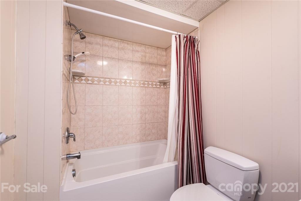 307 Kirkpatrick Road Taylorsville, NC 28681 - Photo 30 of 39 a bathroom with a bathtub and a toilet