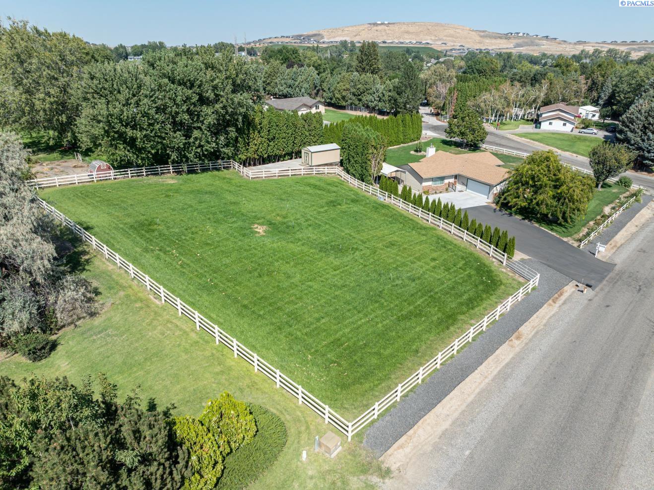 4904 South Toro Road Kennewick, WA 99338 - Photo 1 of 35 Gallery Image 1