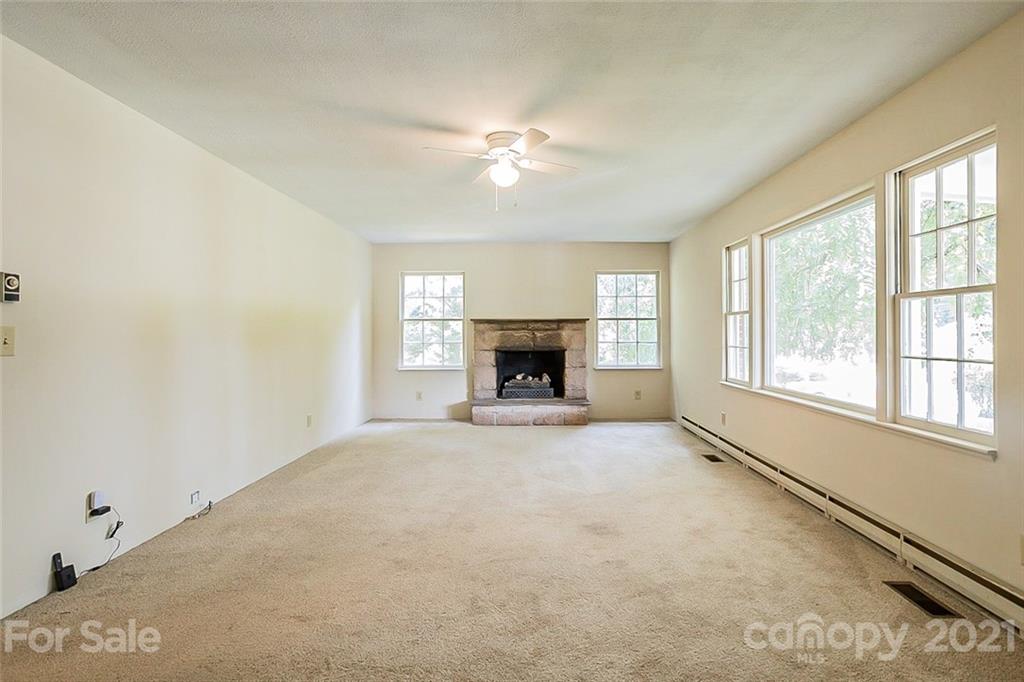 609 Loop Road Hendersonville, NC 28792 - Photo 3 of 16 Gallery Image 3