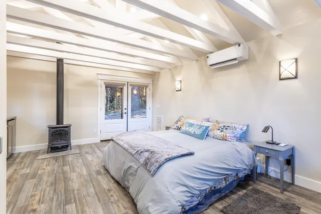 a view of a yard with a house