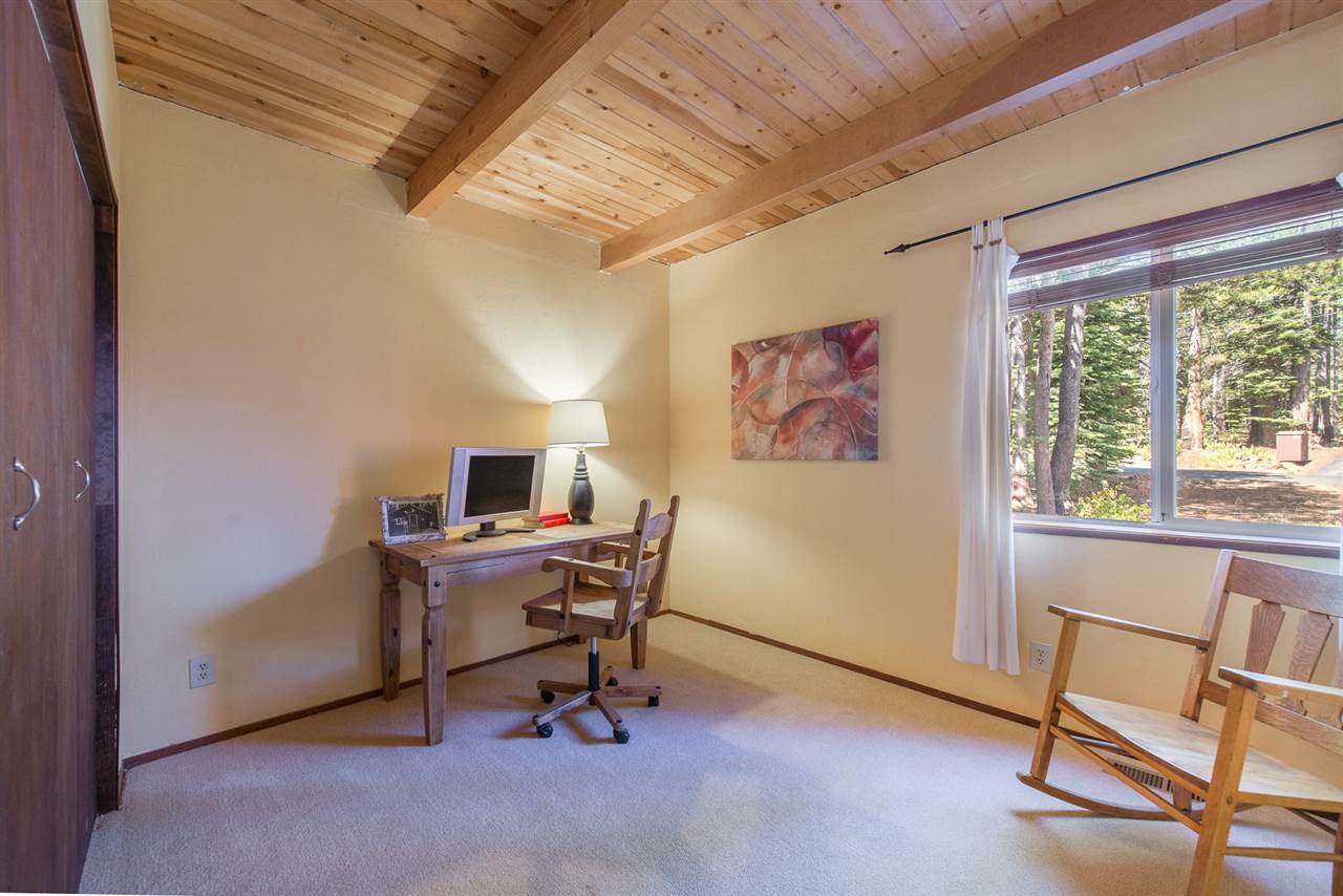 11515 Sun Valley Road Truckee, CA 96161 - Photo 13 of 21 Guest bedroom