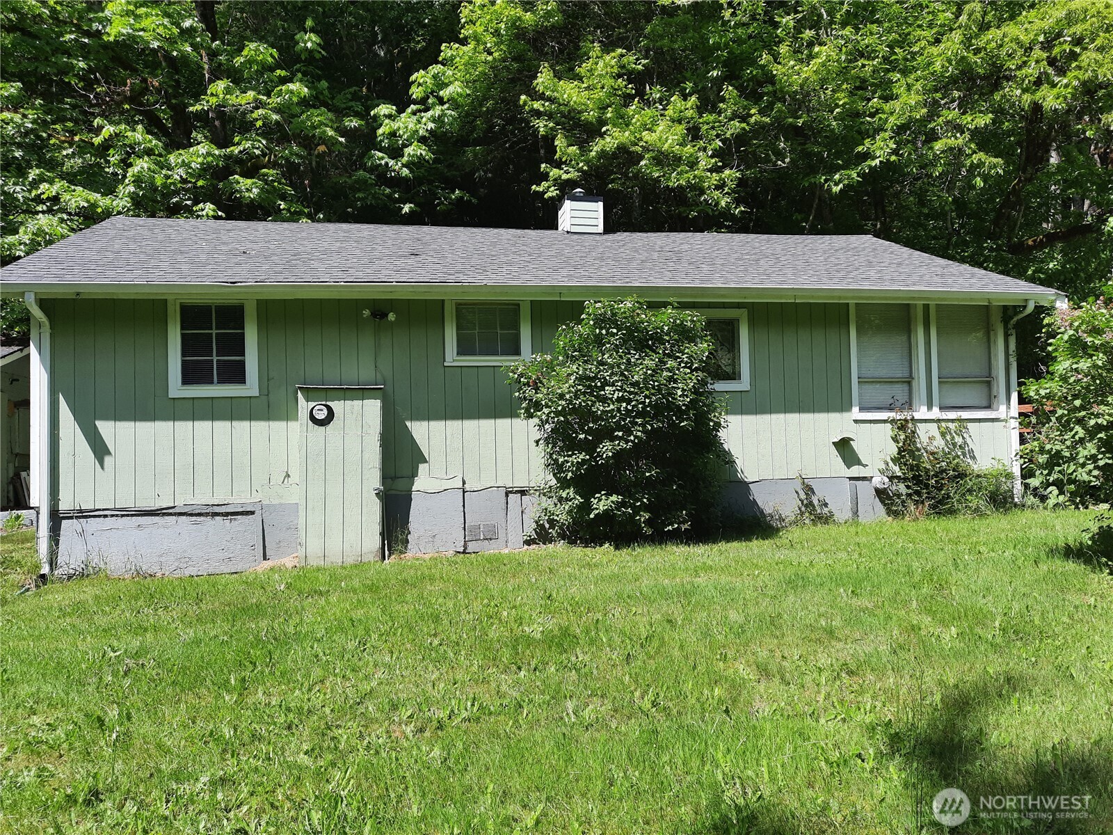 57255 State Rte 20 Rockport, WA 98283 - Photo 1 of 33 a front view of a house with garden