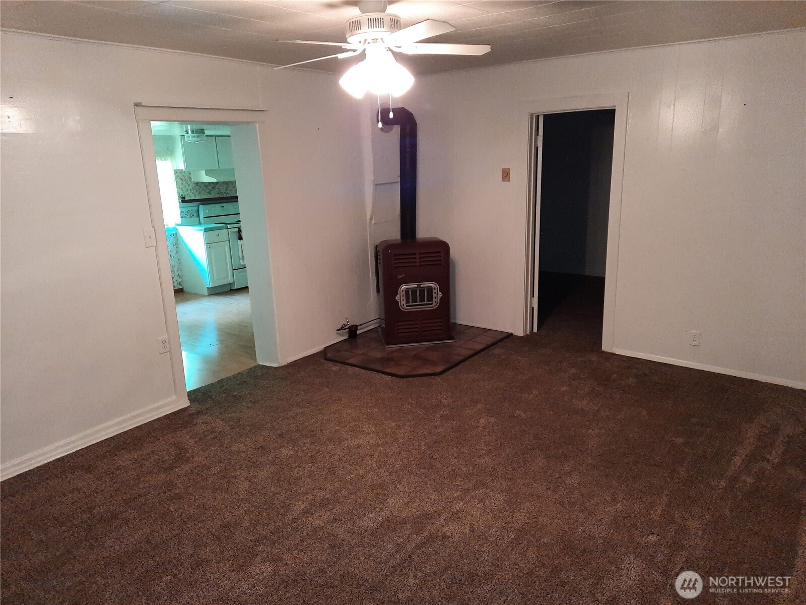 57255 State Rte 20 Rockport, WA 98283 - Photo 12 of 33 a living room with a lamp and a ceiling fan