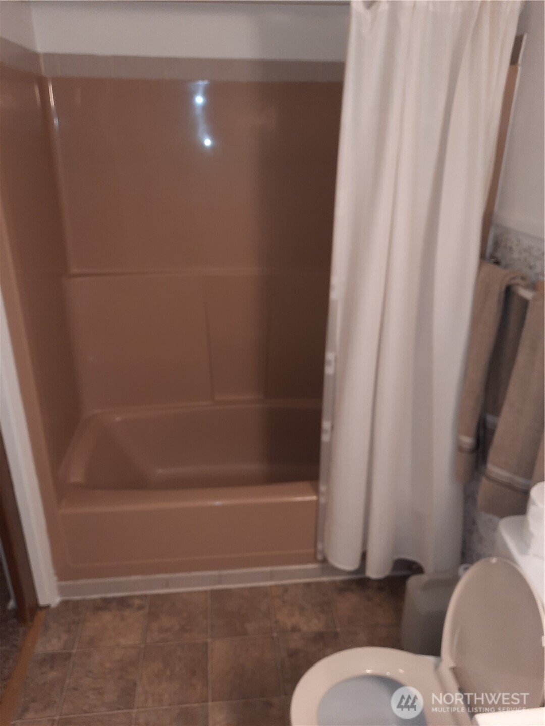 57255 State Rte 20 Rockport, WA 98283 - Photo 8 of 33 a bathroom with a bathtub and a toilet