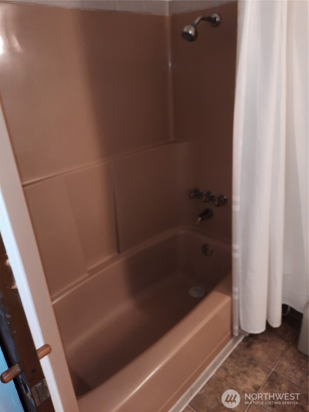 57255 State Rte 20 Rockport, WA 98283 - Photo 10 of 33 a bathroom with a bathtub