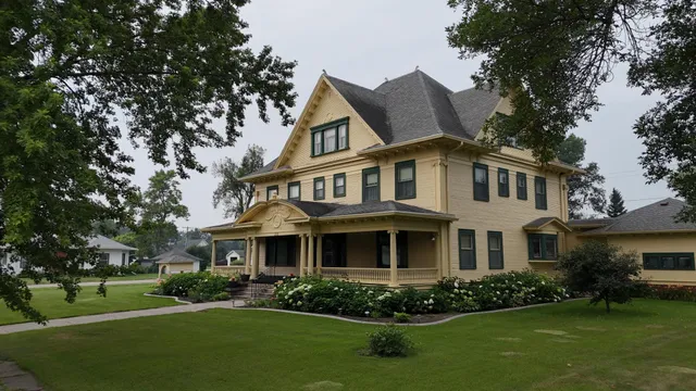 $749,900 | 312 10th Avenue North, Casselton, ND 58012