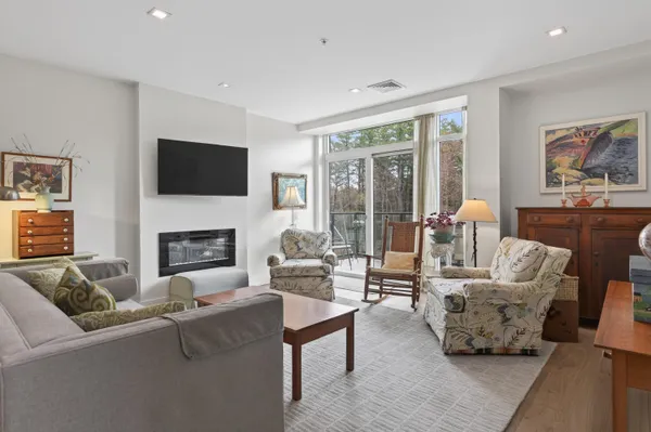 $825,000 | 267 Highway 1, Unit 304, Falmouth, ME 04105