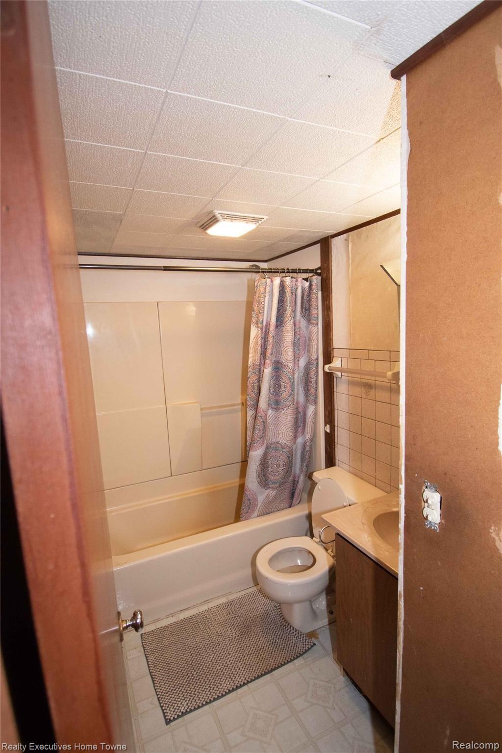 5849 Roach Road Croswell, MI 48422 - Photo 9 of 25 Full Bathroom Upper